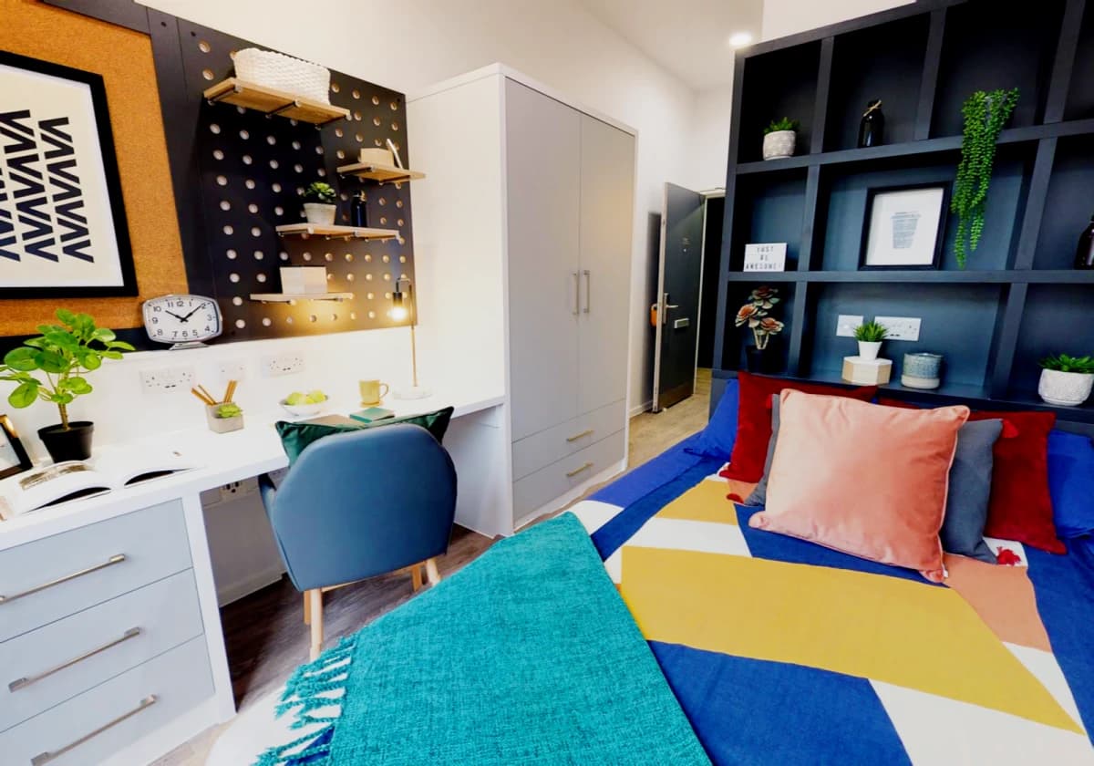 iQ Bloomsbury image 2