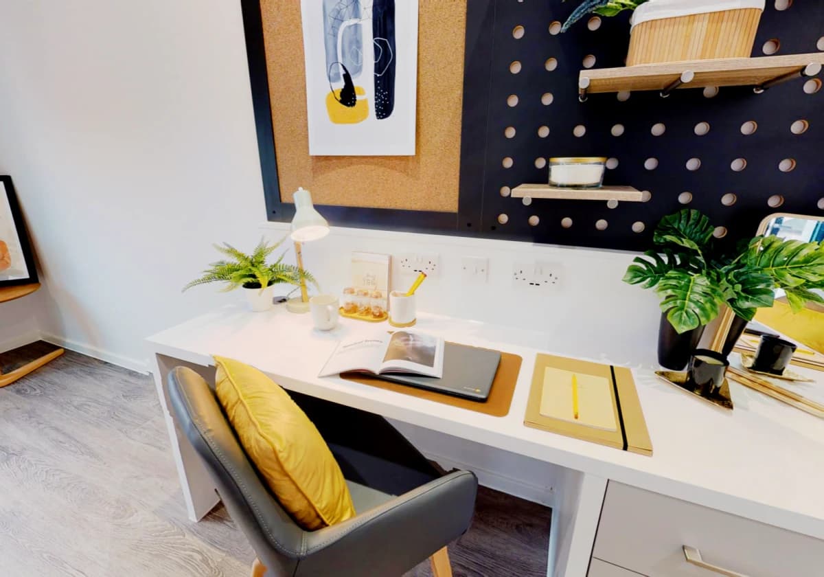 iQ Bloomsbury image 3