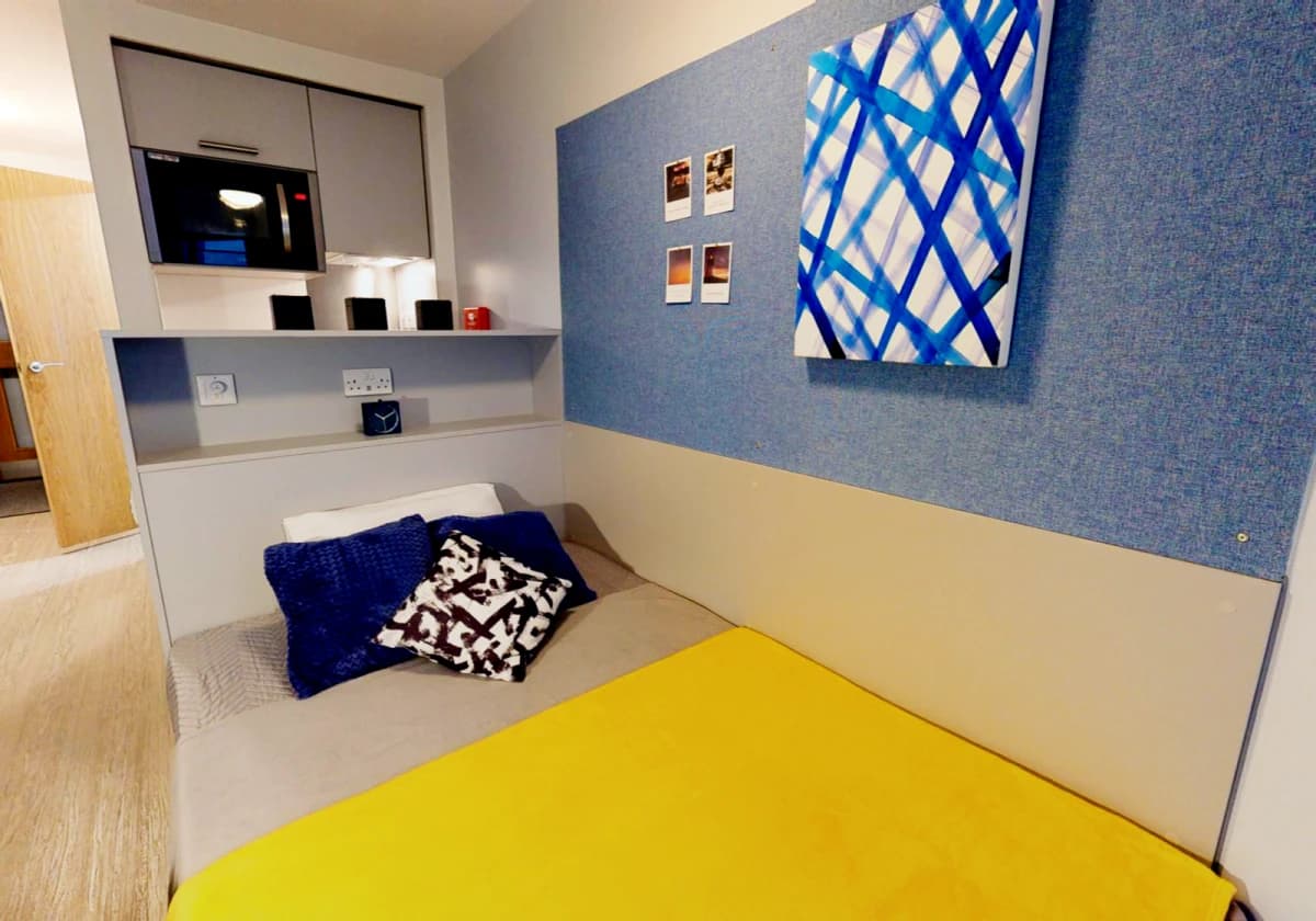 iQ Magenta House image