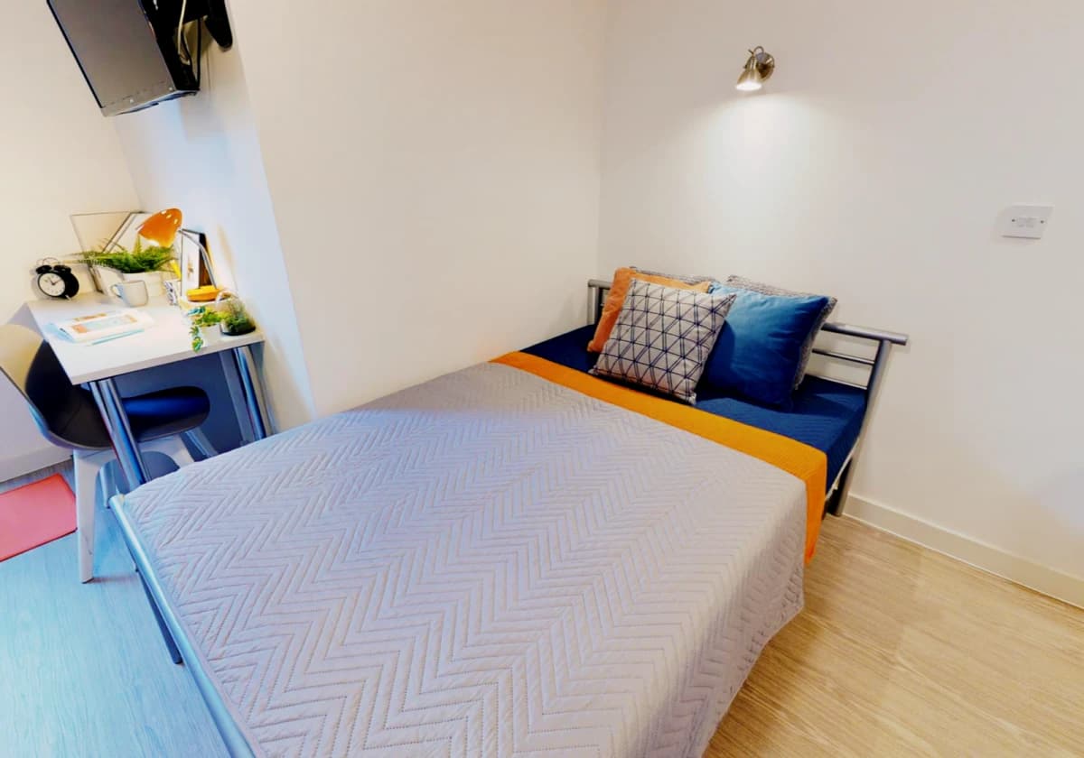 iQ Magenta House image