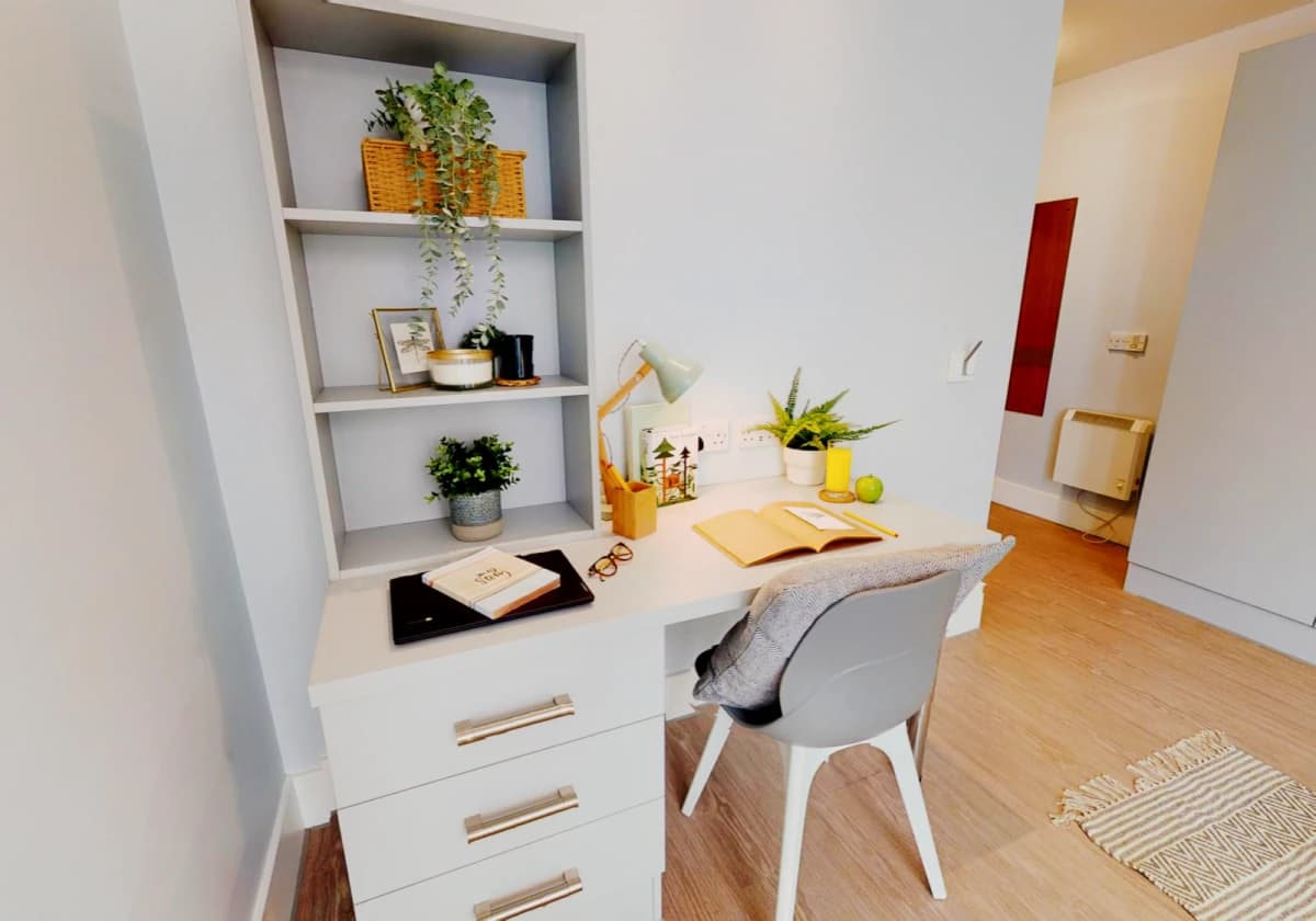 iQ Magenta House image