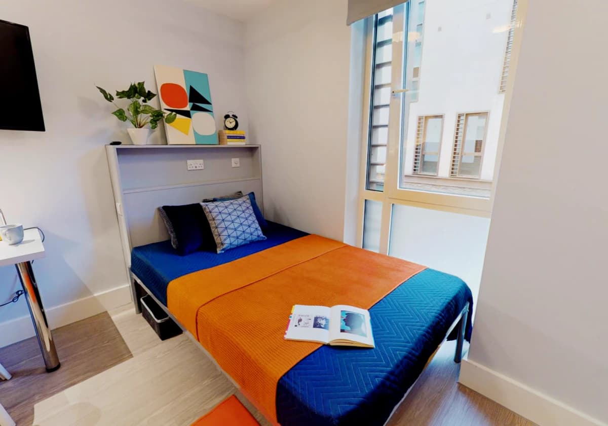 iQ Magenta House image