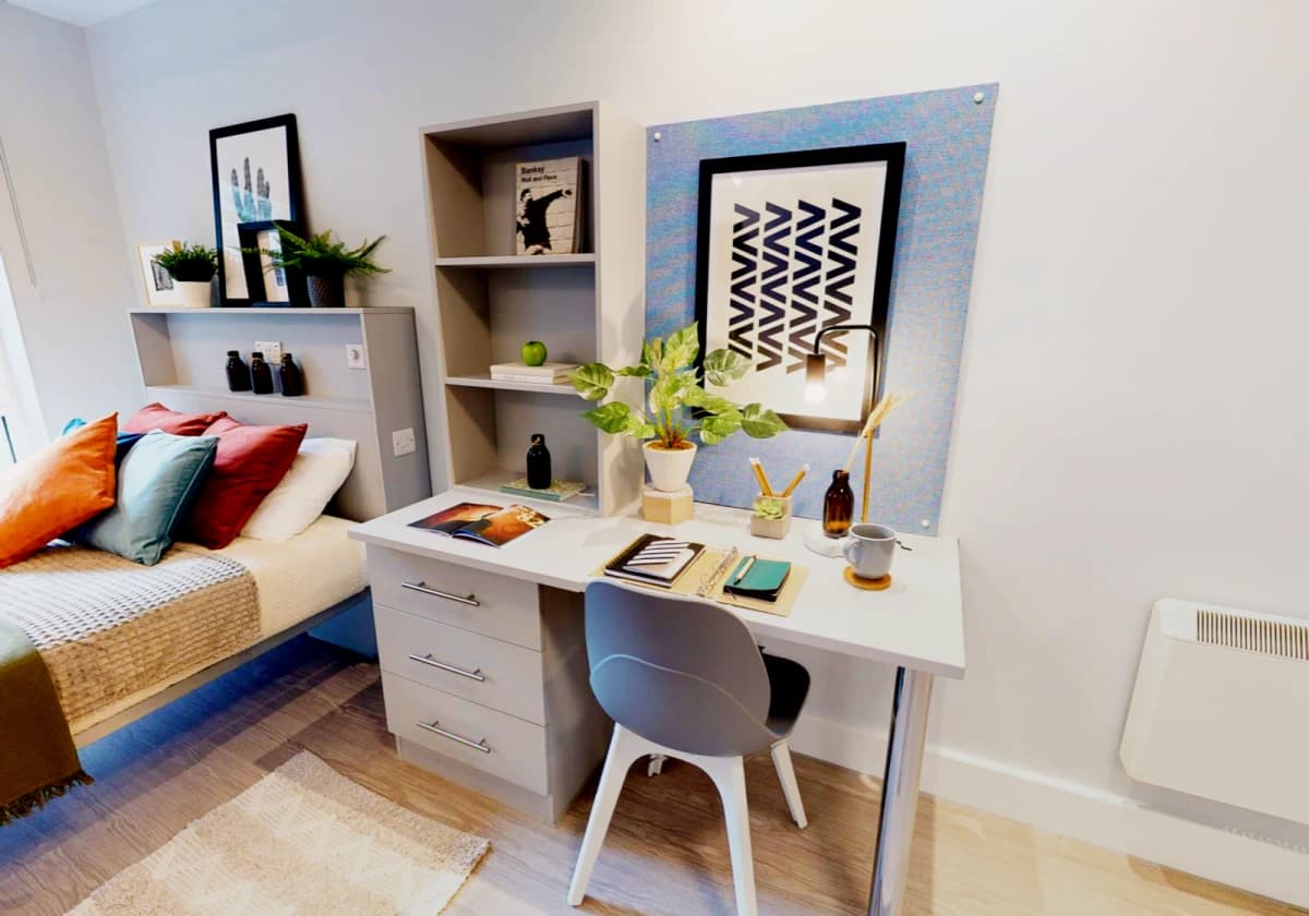 iQ Magenta House image 2