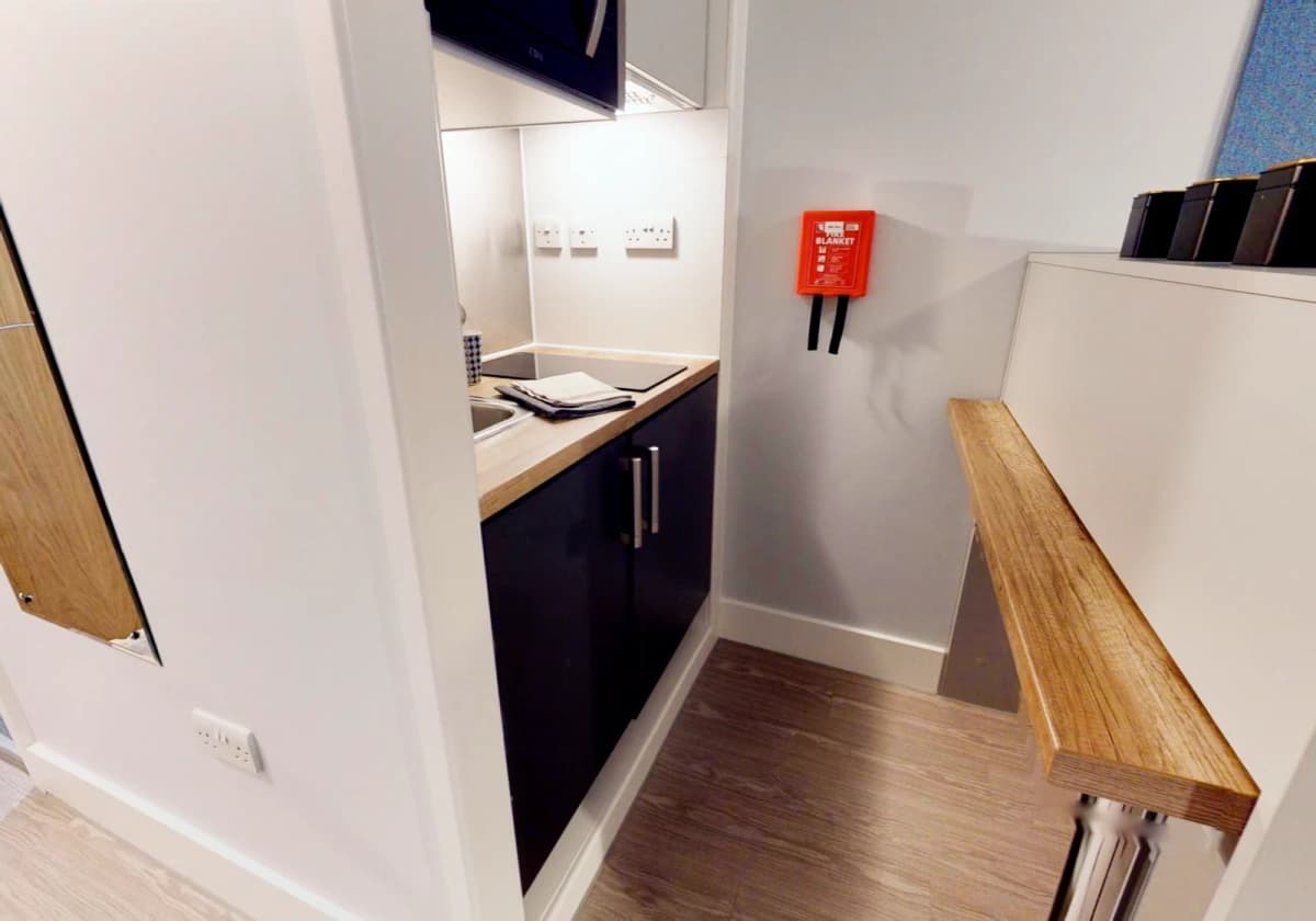 iQ Magenta House image