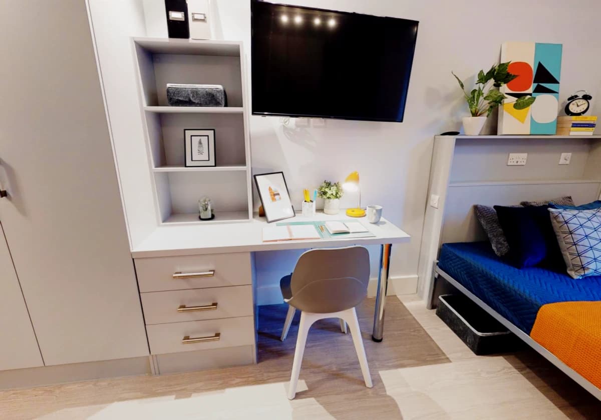 iQ Magenta House image