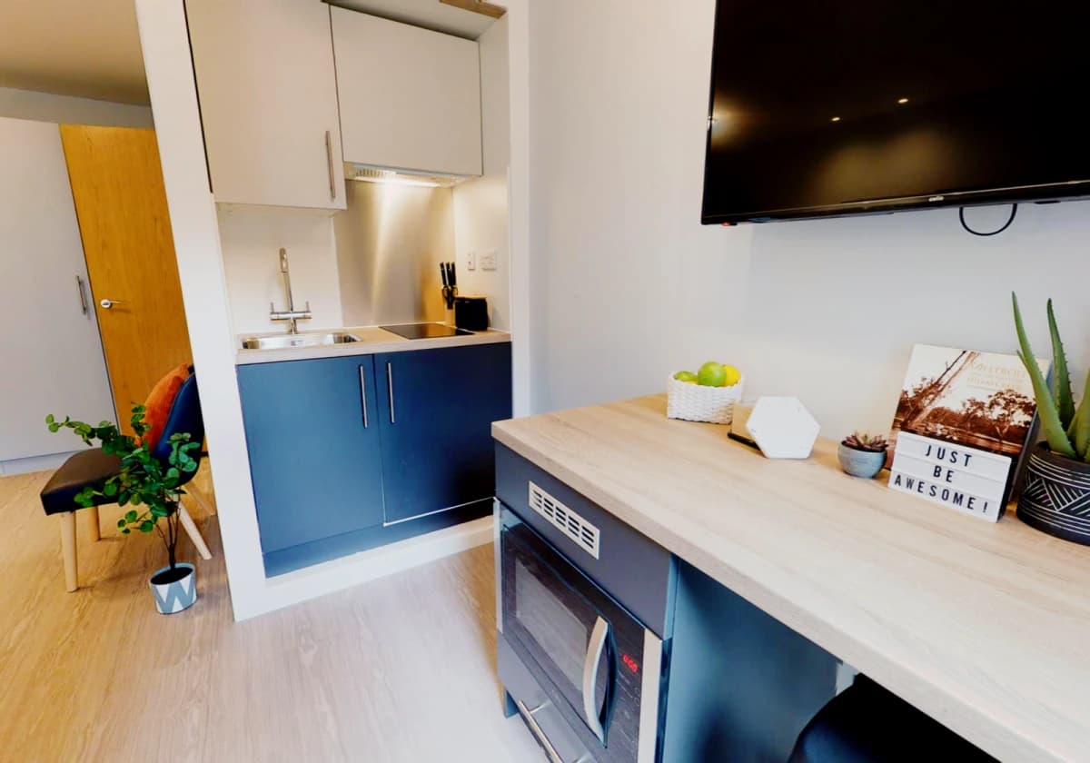 iQ Magenta House image