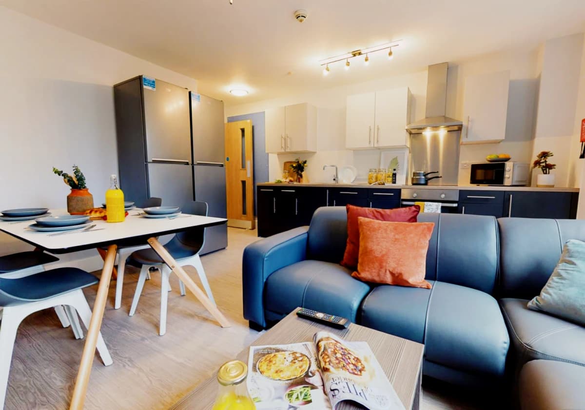 iQ Magenta House image