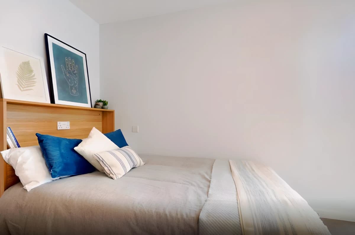 iQ Sterling Court image