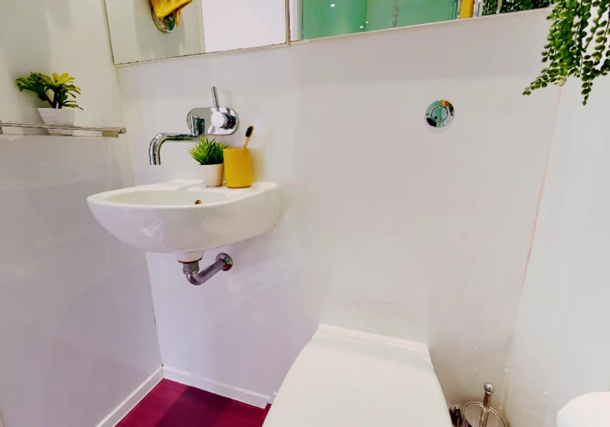 iQ East Court image 3