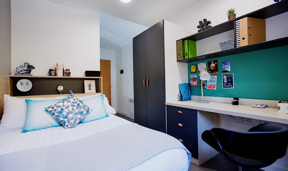 Mannequin House image