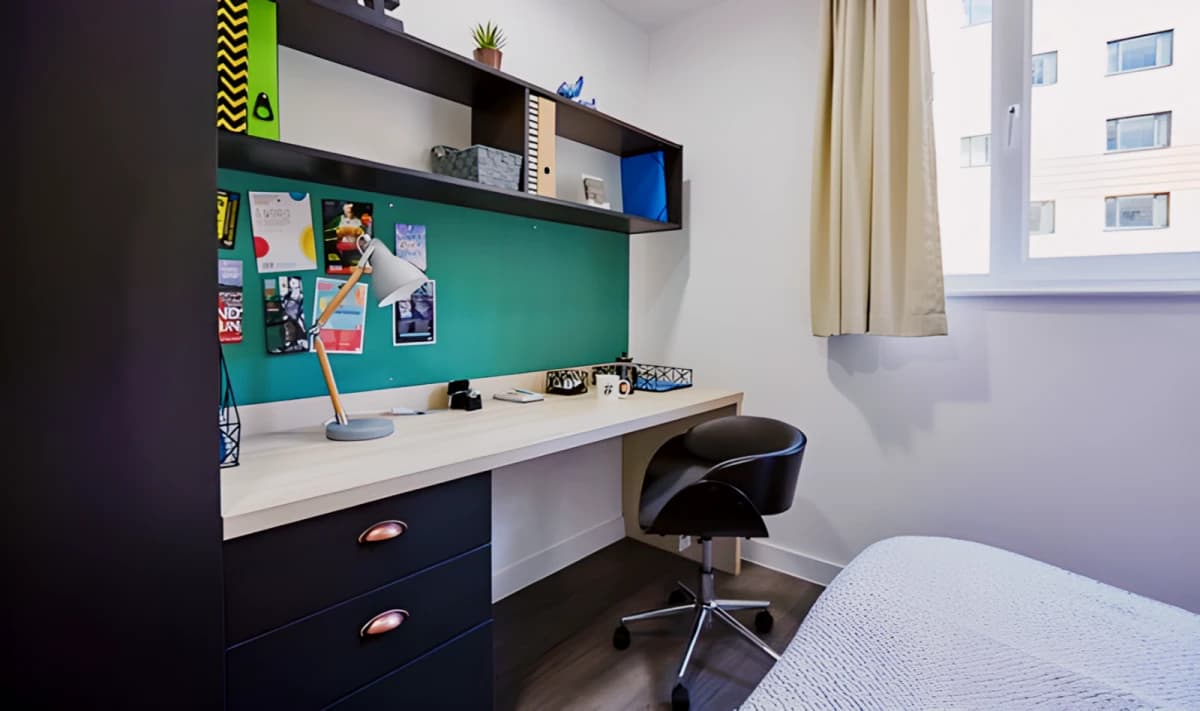 Mannequin House image