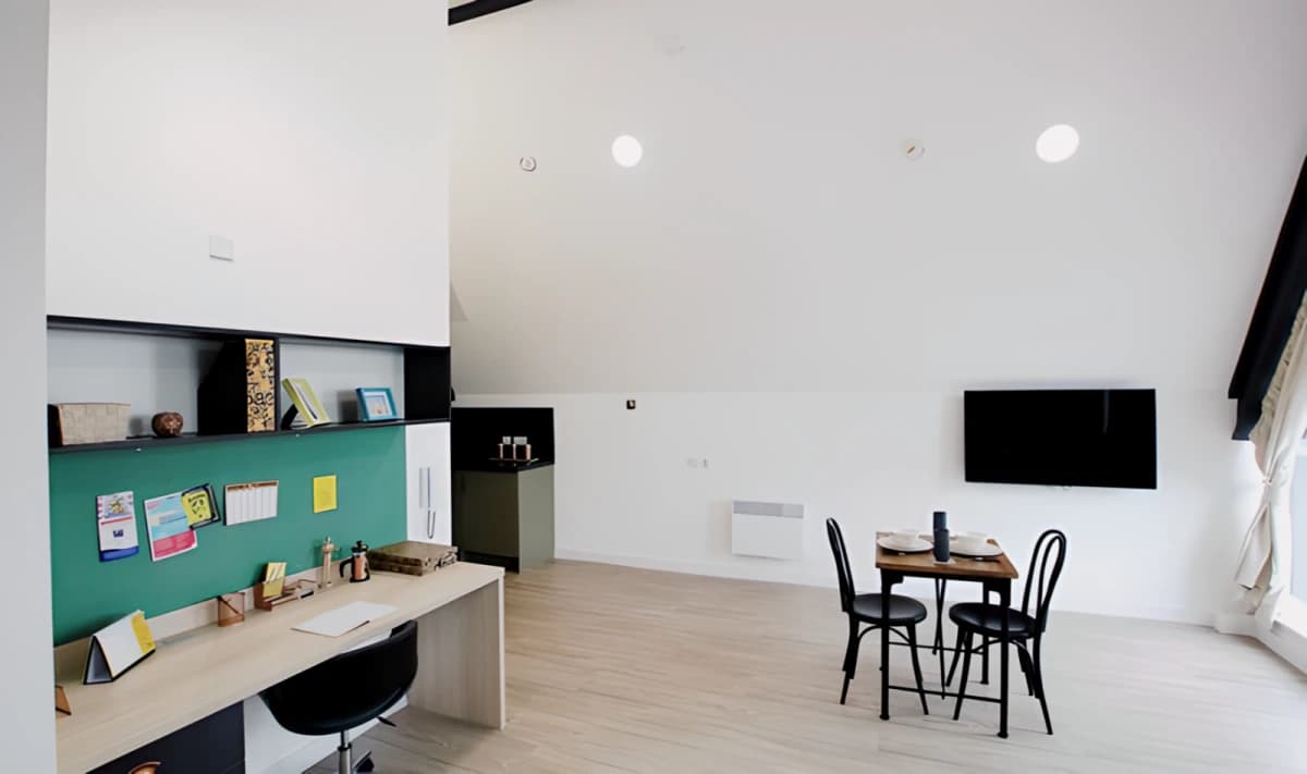 Mannequin House image