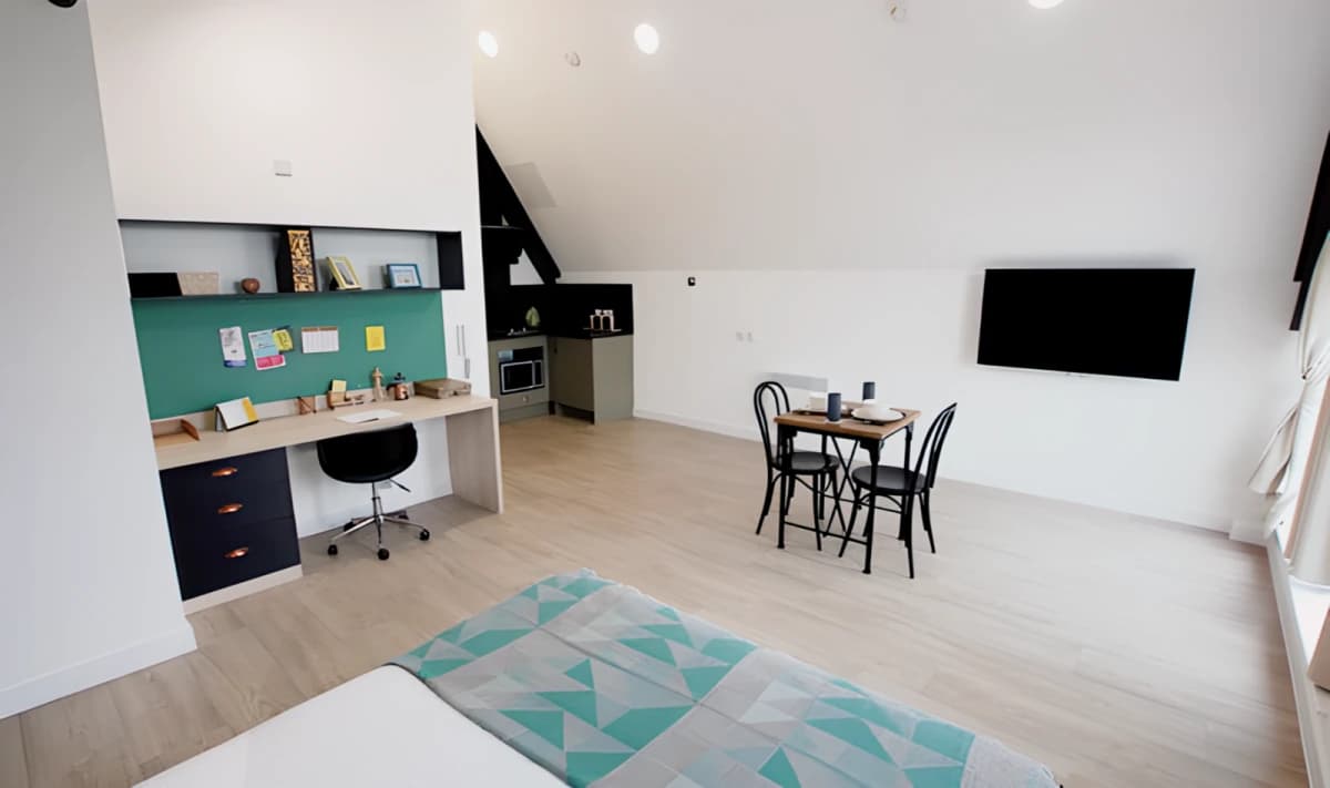 Mannequin House image