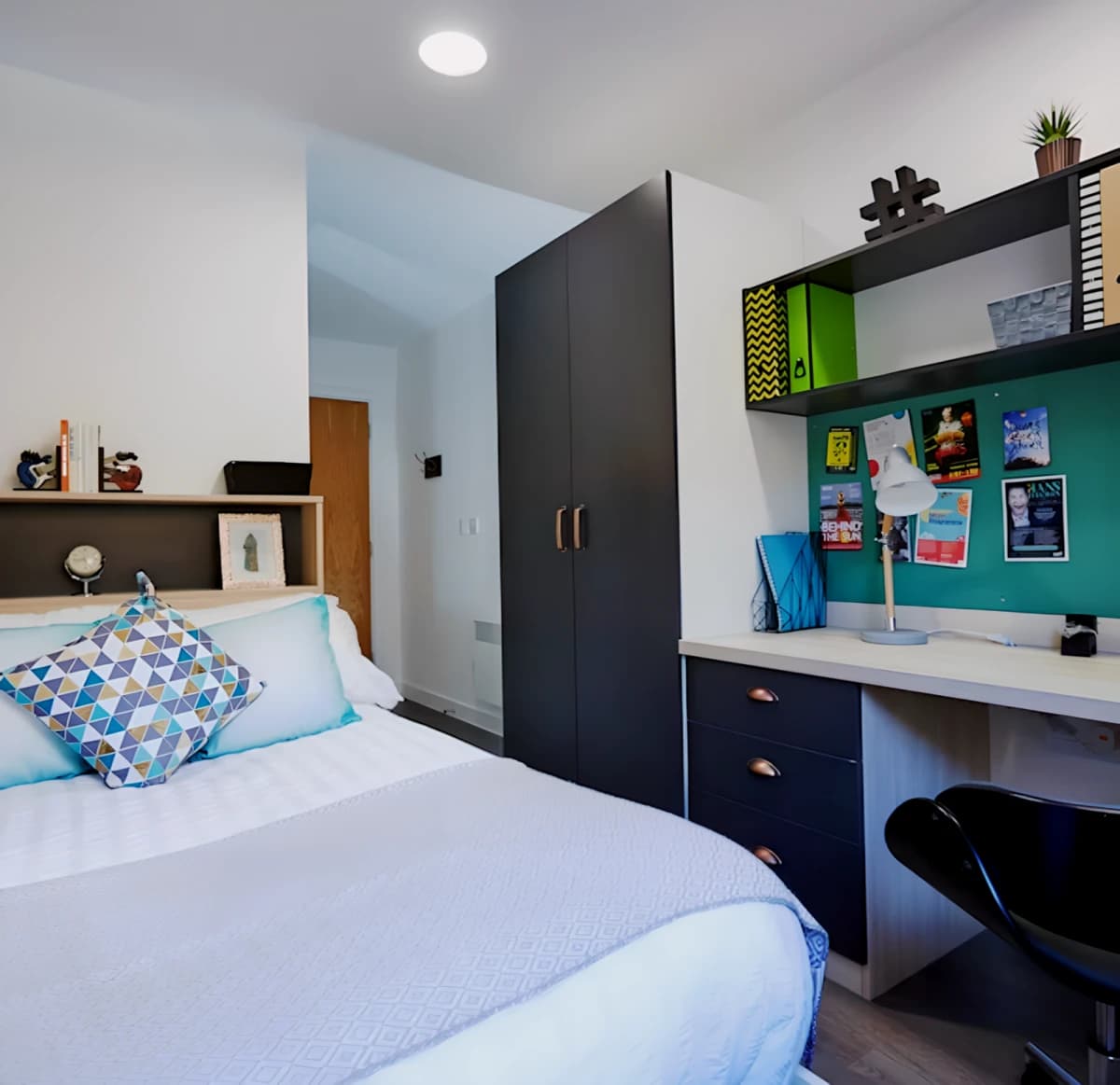 Mannequin House image 4