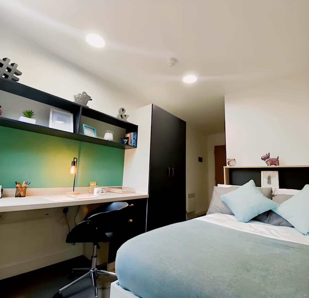 Mannequin House image