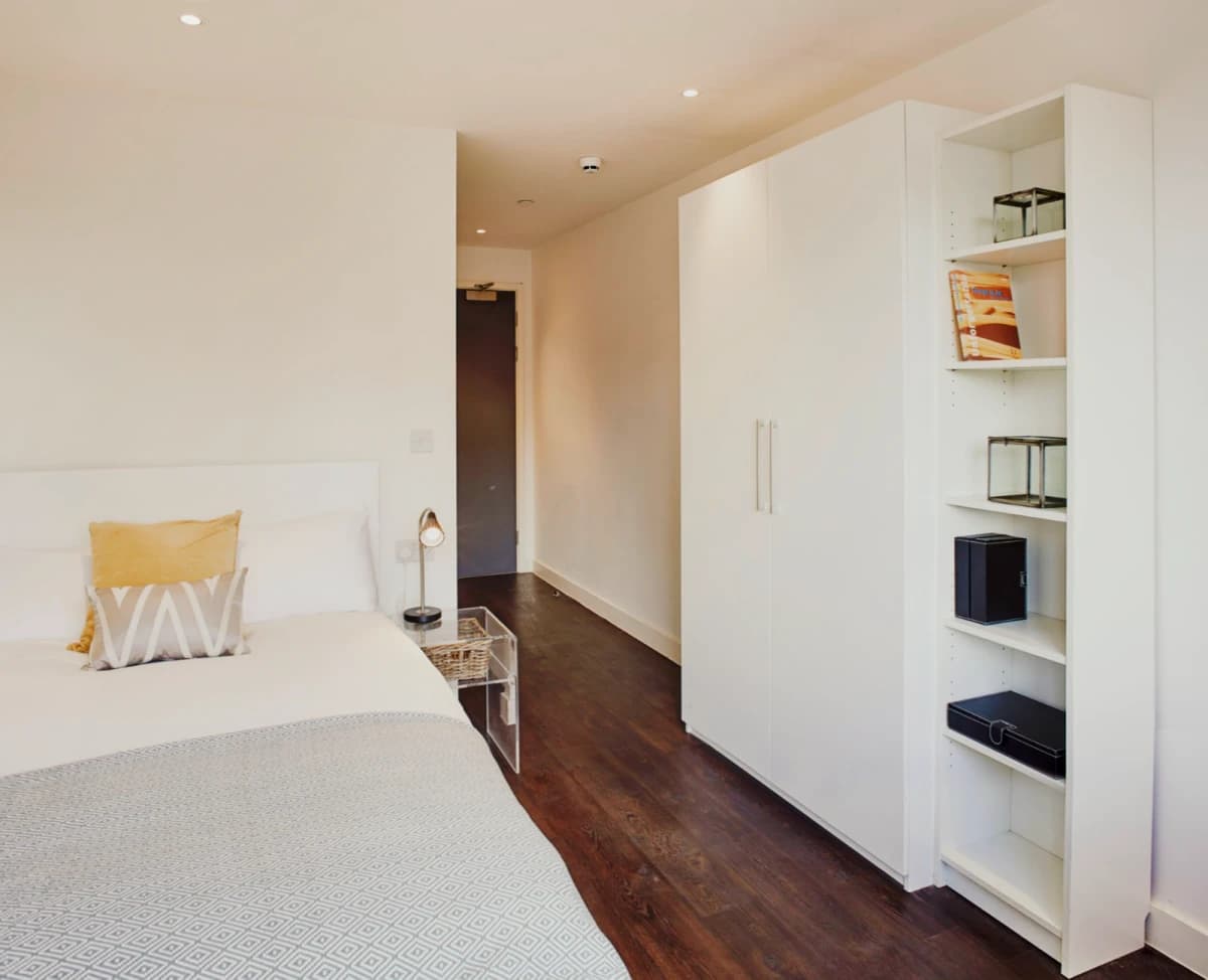 Lit Aldgate Residence image