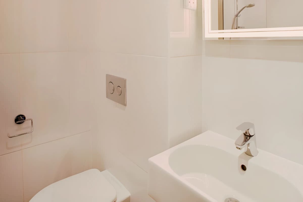 Lit Aldgate Residence image