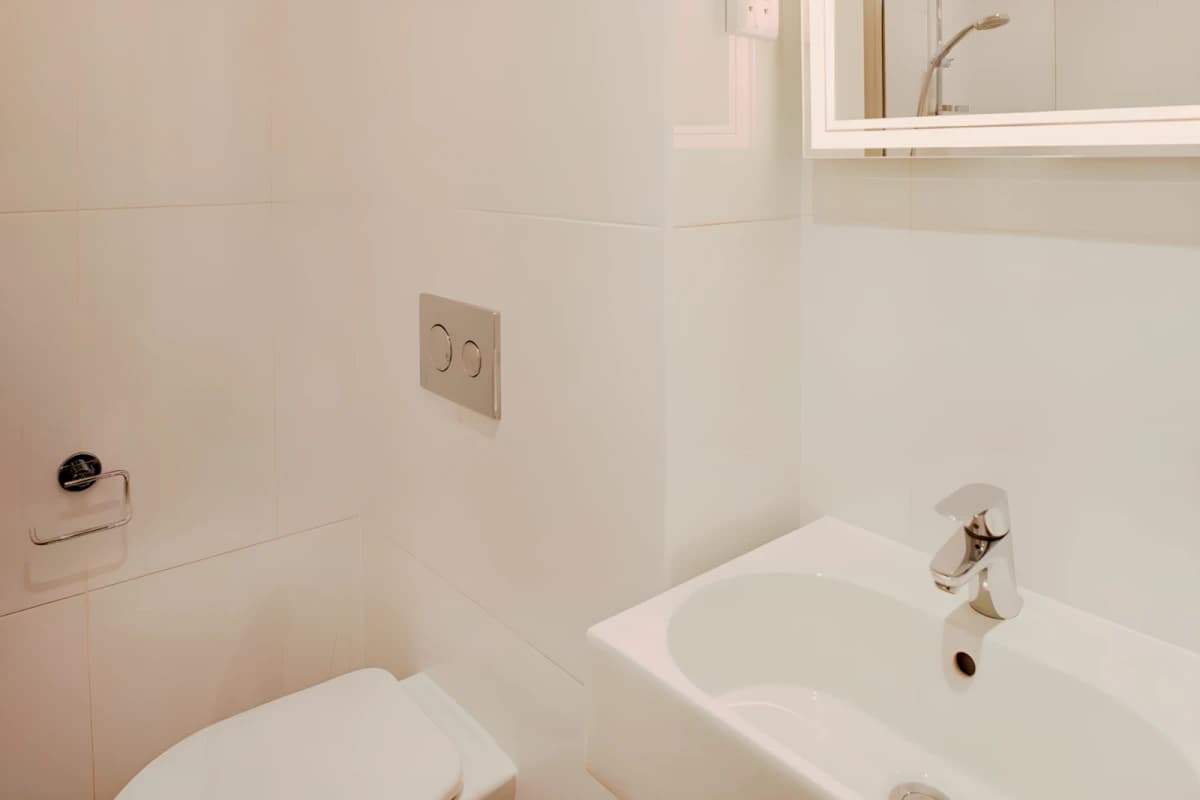 Lit Aldgate Residence image