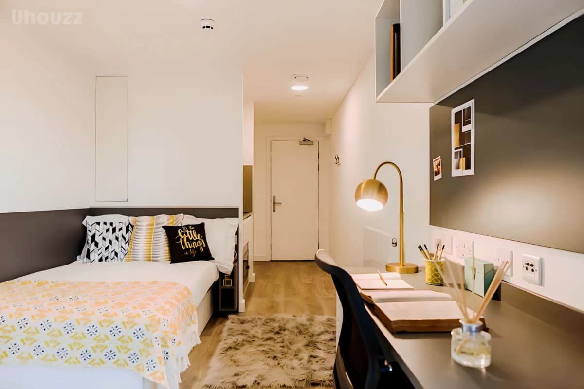 Lit White City Residence image 3