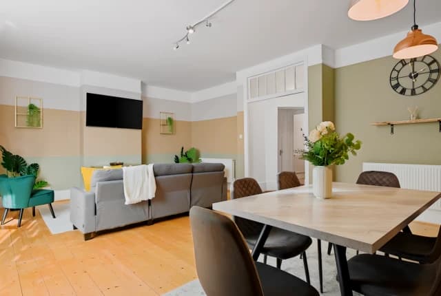 5 Bedrooms Plus Apartment