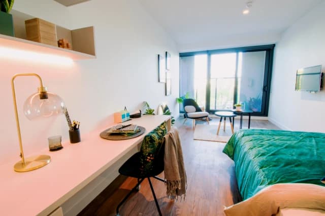Cool single ensuite bedroom in a 3-bedroom flat, in a residence near University of Melbourne