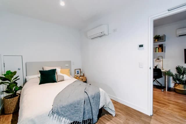 Cool single ensuite bedroom in a 3-bedroom flat, in a residence near University of Melbourne