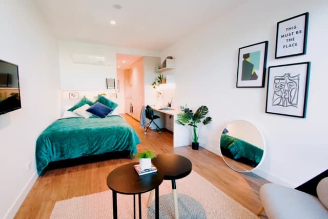 Cool single ensuite bedroom in a 3-bedroom flat, in a residence near University of Melbourne