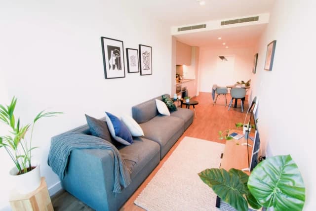 Cool single ensuite bedroom in a 3-bedroom flat, in a residence near University of Melbourne