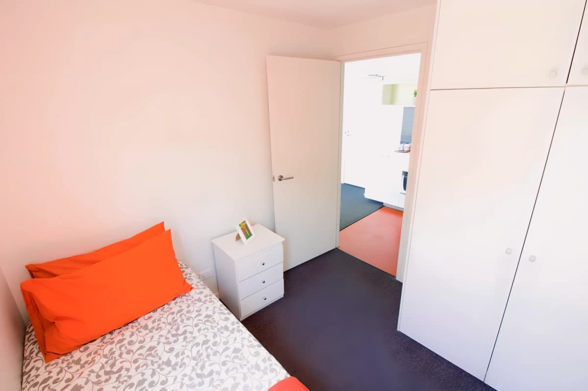 1 Queens Avenue image