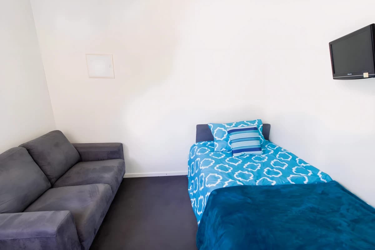 484 Elgar Road image 3