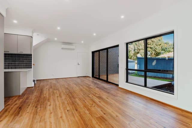 2/11 Paul Street, Doncaster image 4