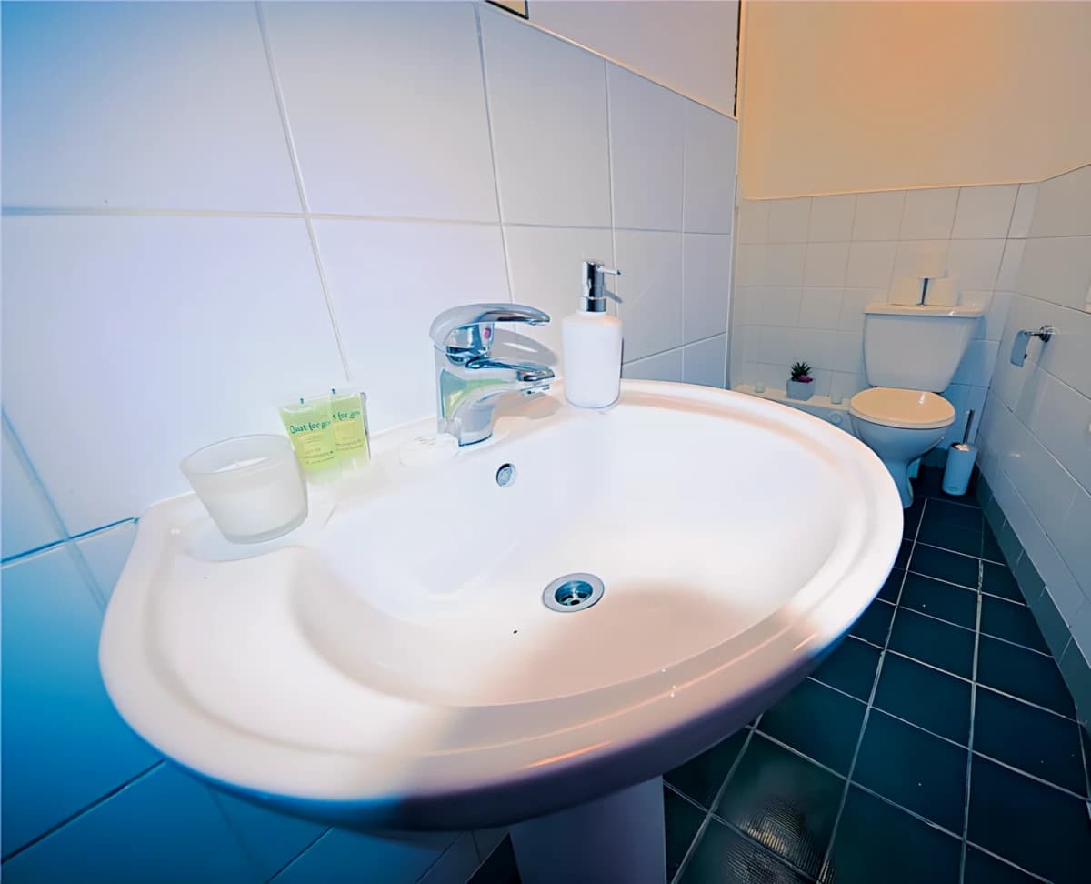 Male Twin Room Ensuite
