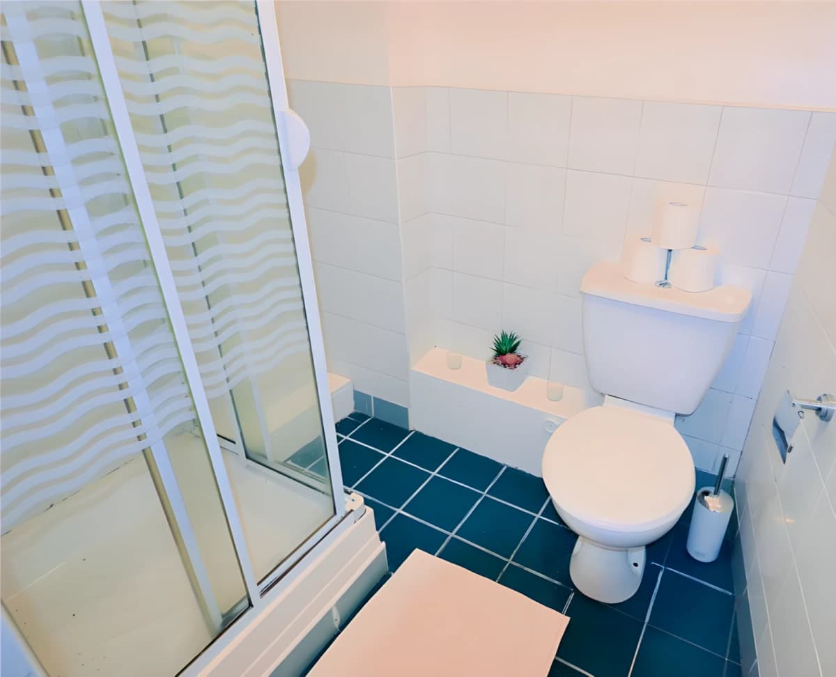 Male Twin Room Ensuite