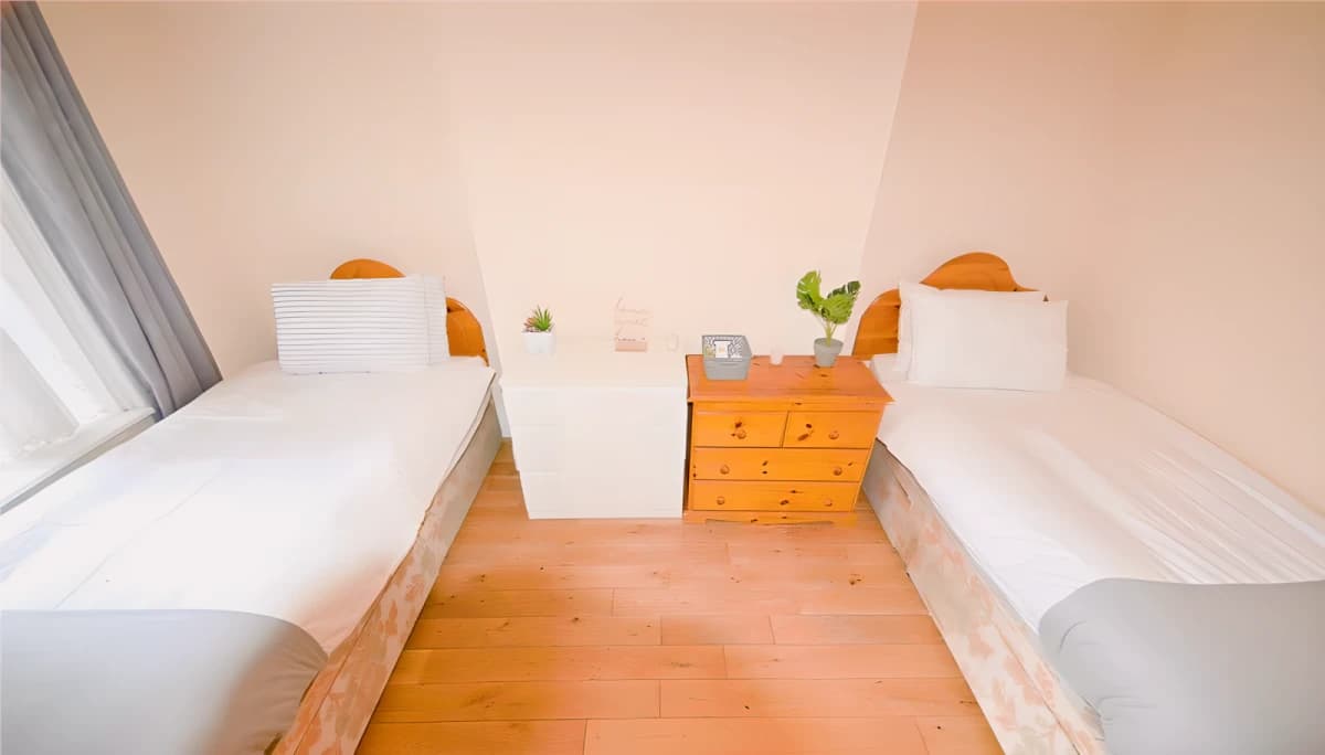 Male Twin Room Ensuite