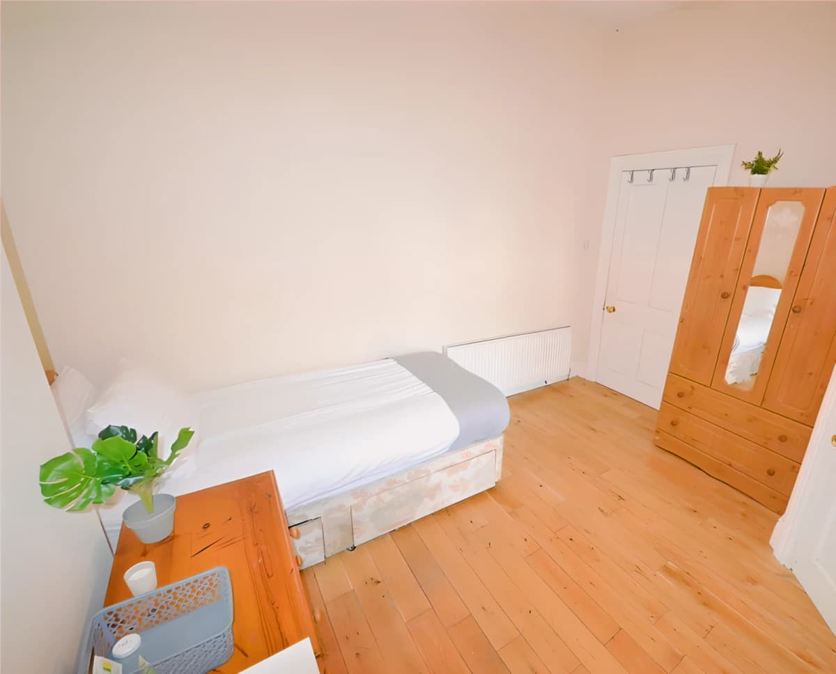 Male Twin Room Ensuite