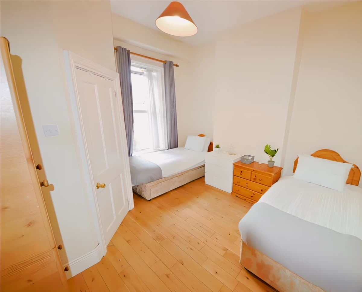 Male Twin Room Ensuite