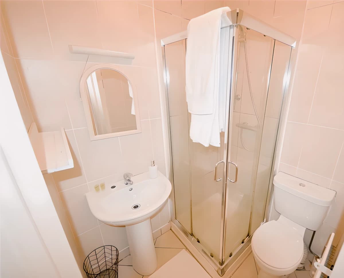 Male Twin Room Ensuite