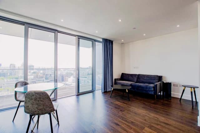 UM-Goodman's Field One Bed Apartment 4