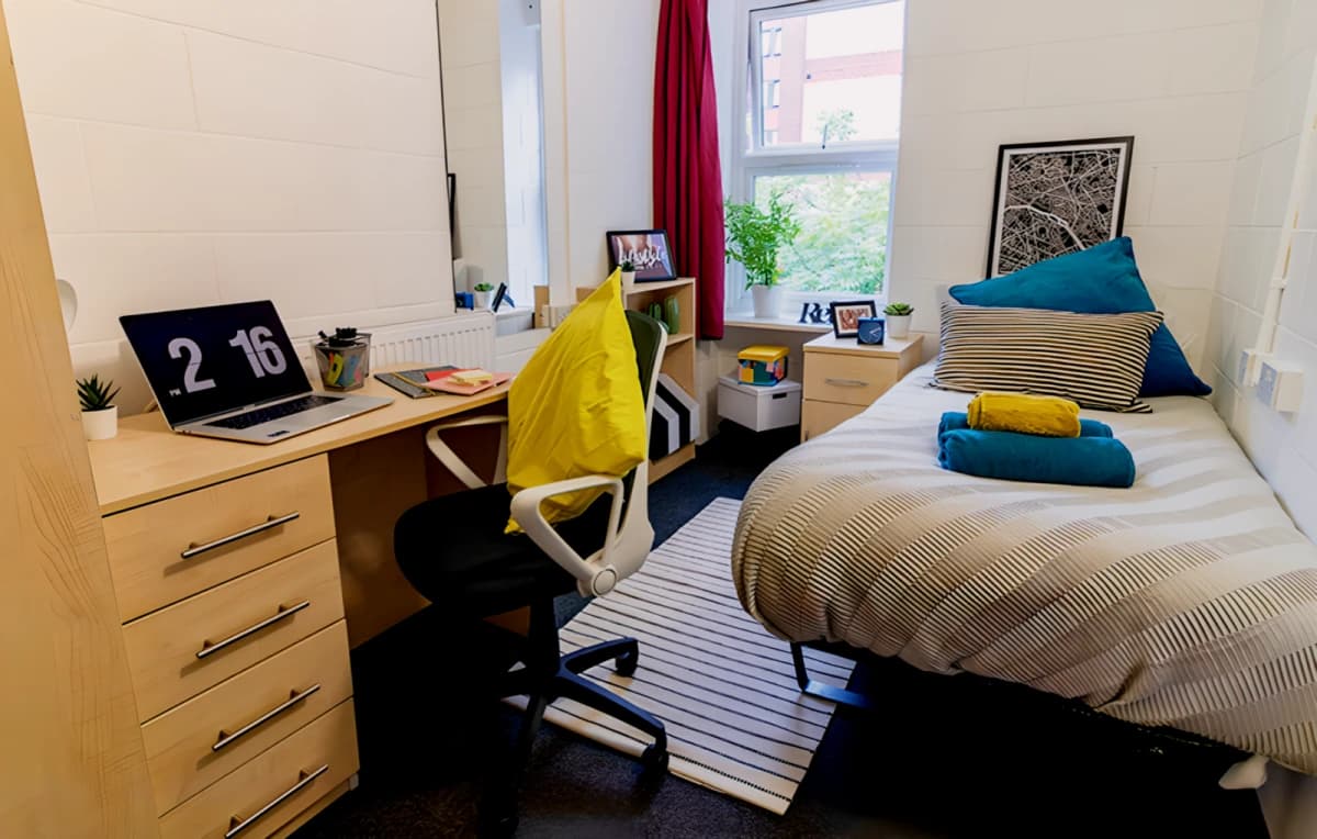 Single room in a 4-bedroom flat