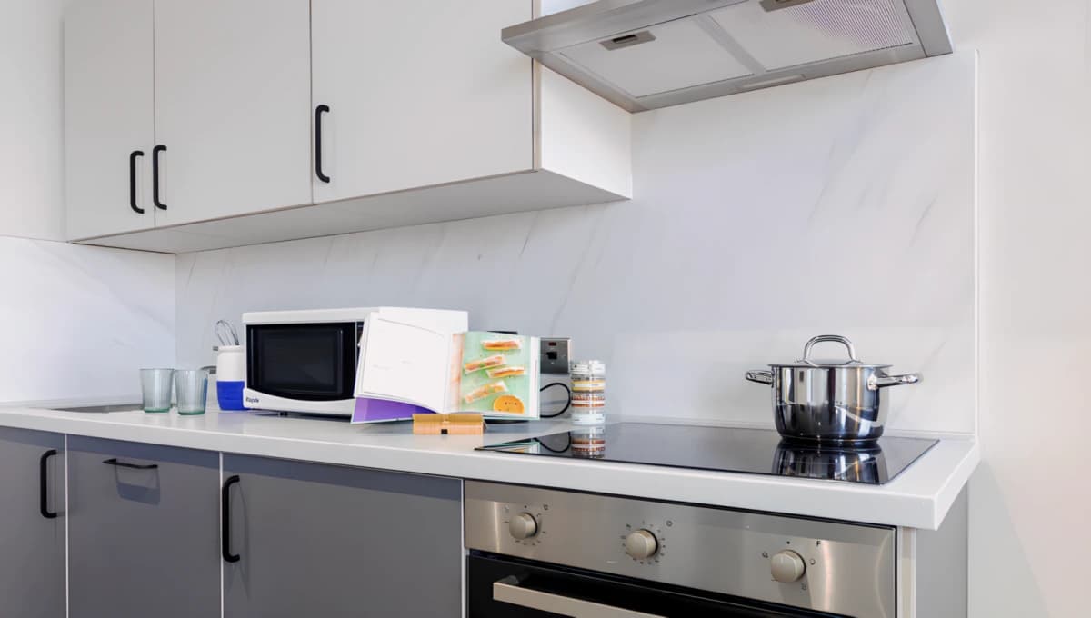 Premier Studio breakfast bar & 2 stools