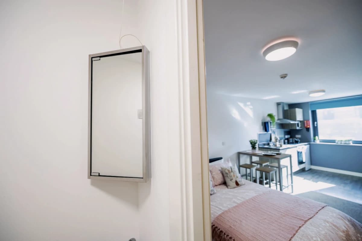Premium Studio PLUS (Sealed Window)