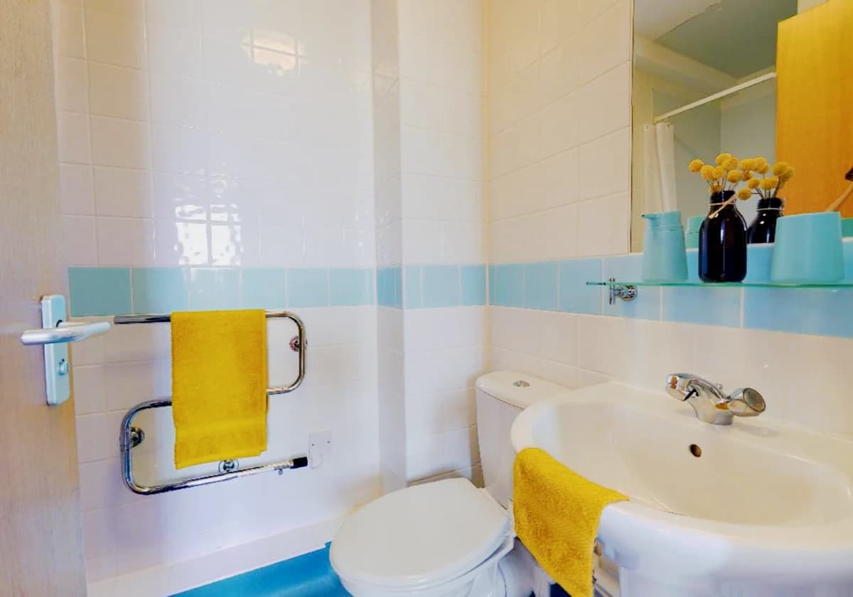 Gold En Suite