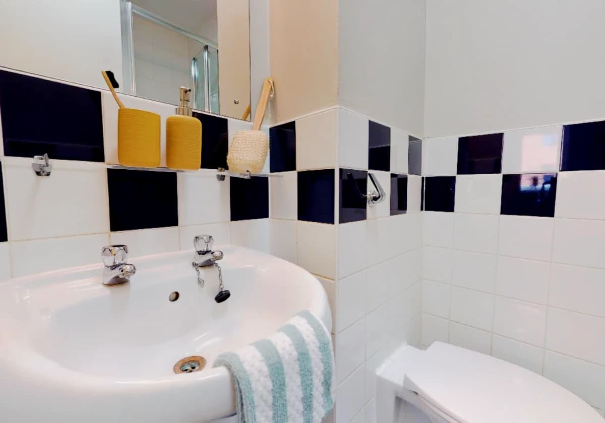 Gold En Suite