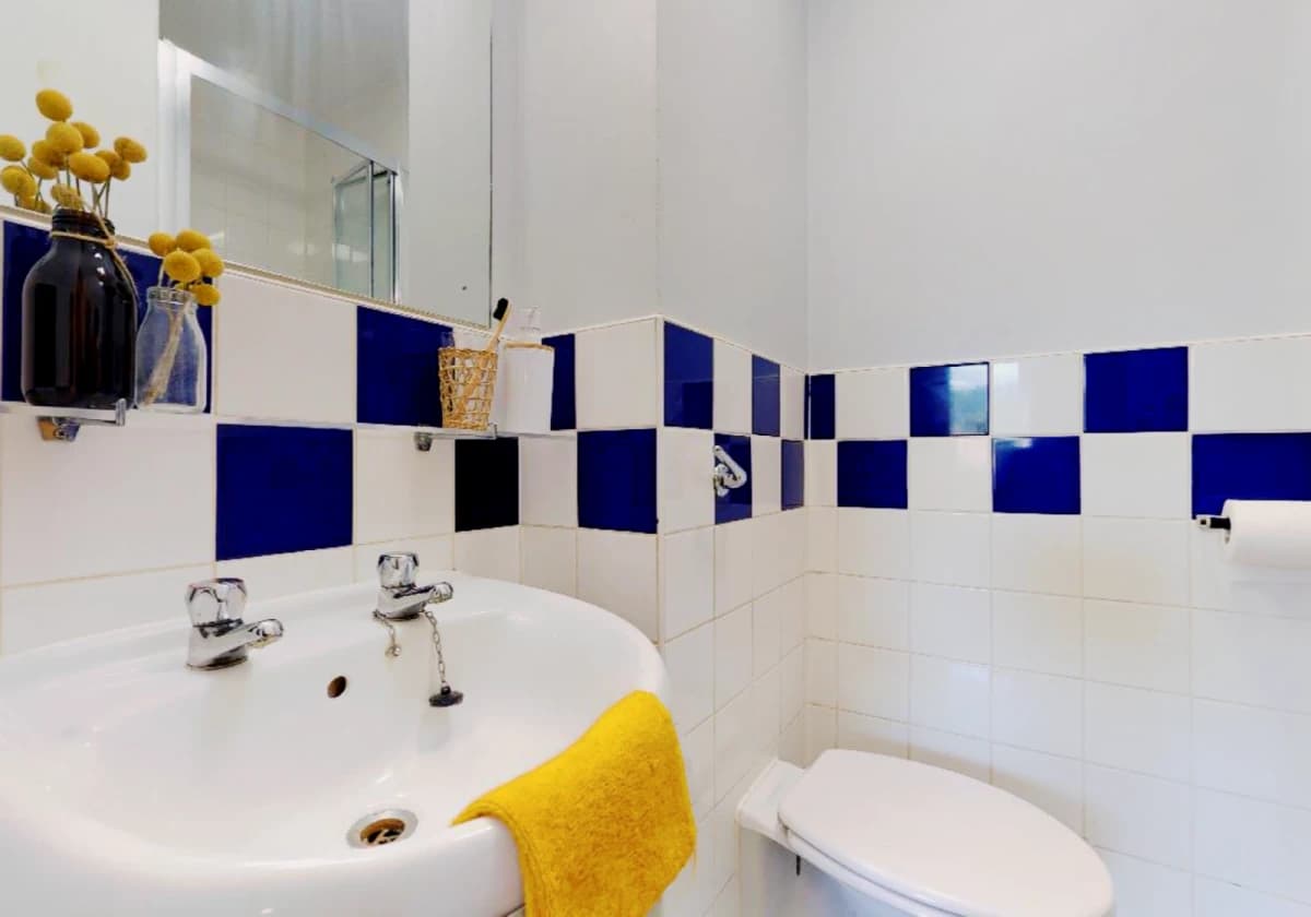 Bronze En Suite
