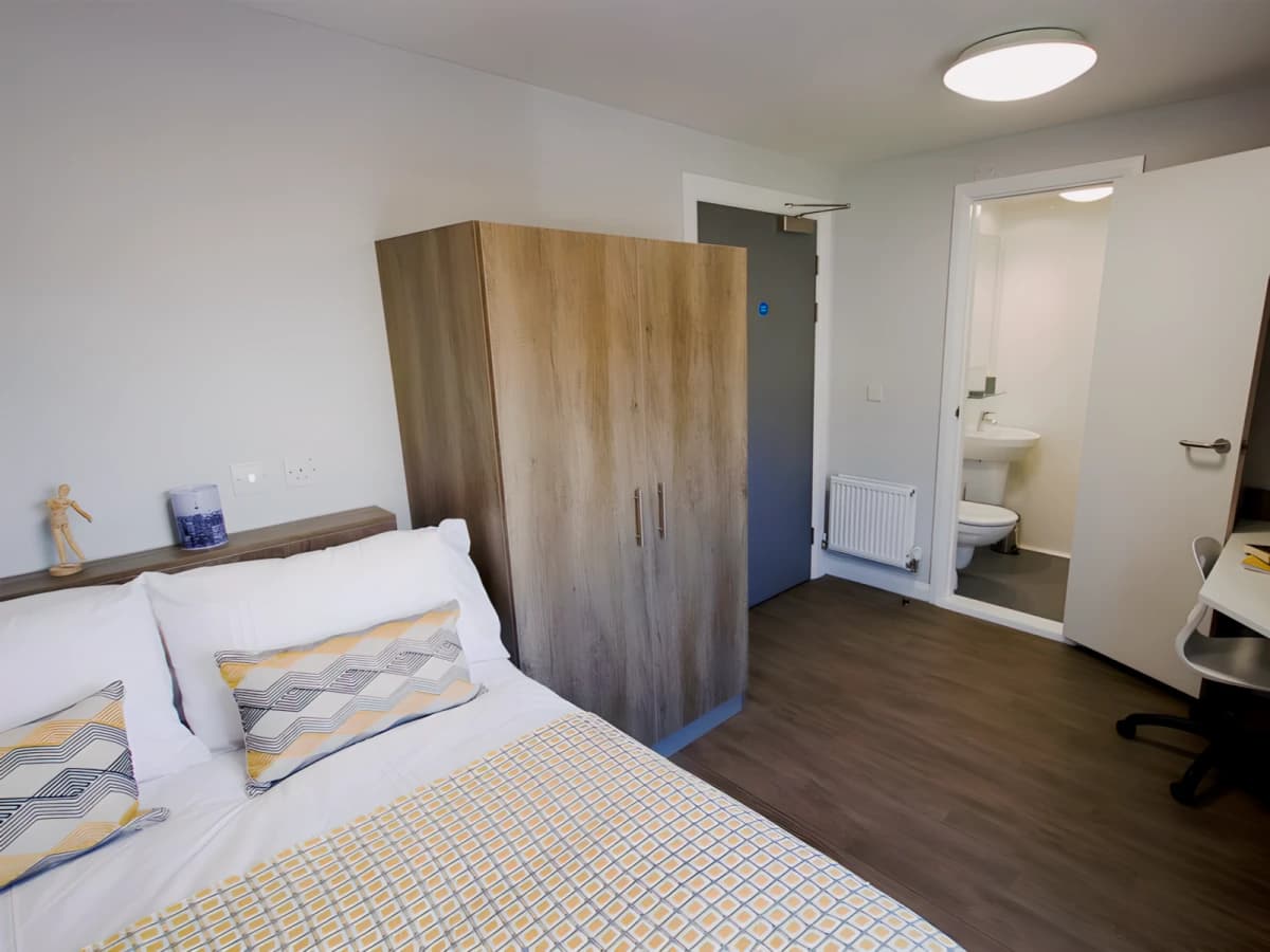 Attic En-Suite