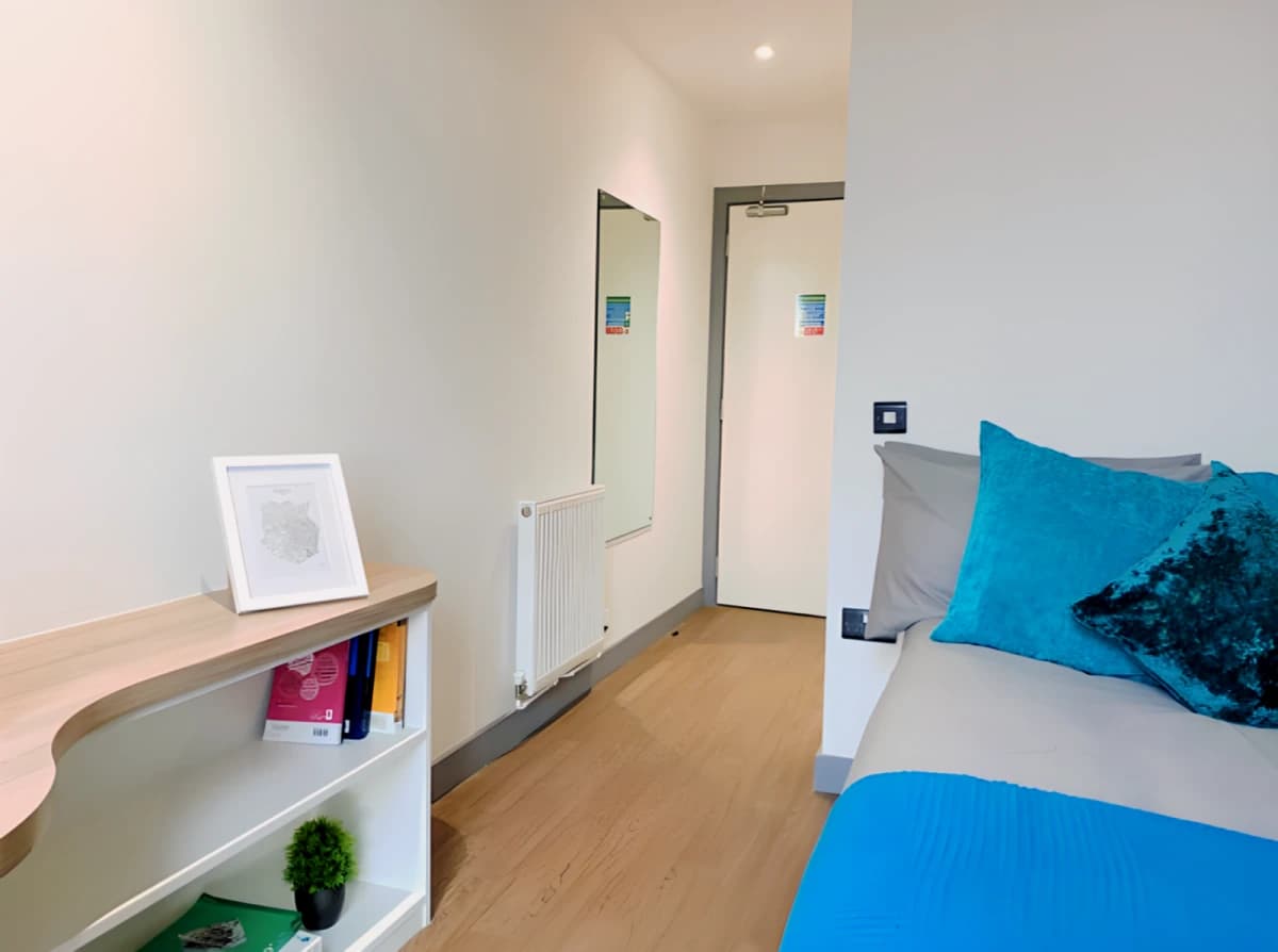 Ensuite bronze - city view (upper floors)
