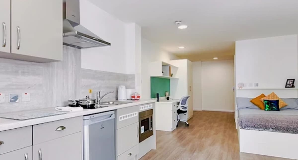 Studio Silver - Accessible