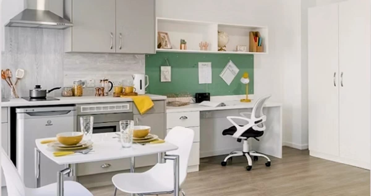 Studio Silver - Accessible