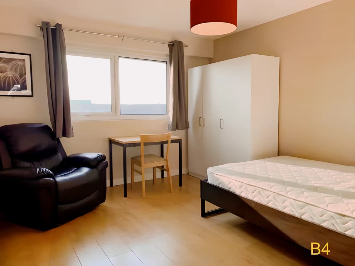 4 bedrooms 2 bathrooms