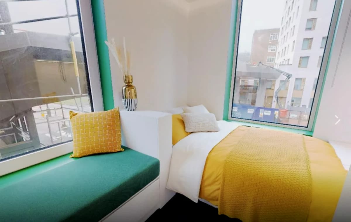 iQ Brighton image